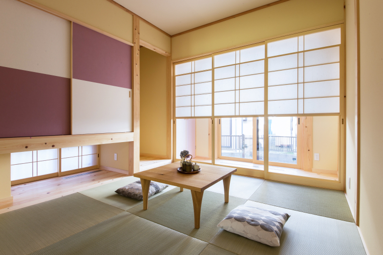 ふすま、障子、天井に和紙が使われている和室です。 